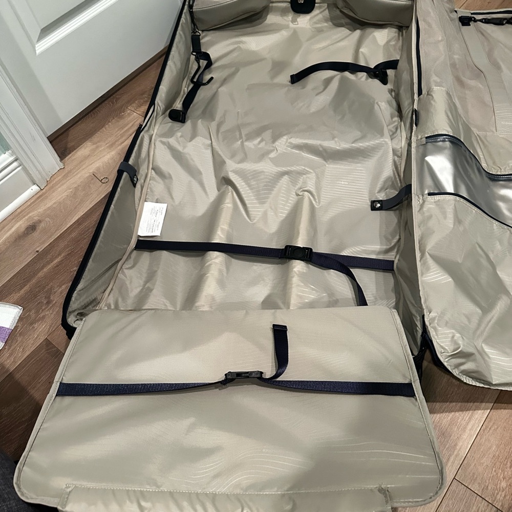 Samsonite 2 wheeled rolling check-in garment bag - Picture 5 of 5